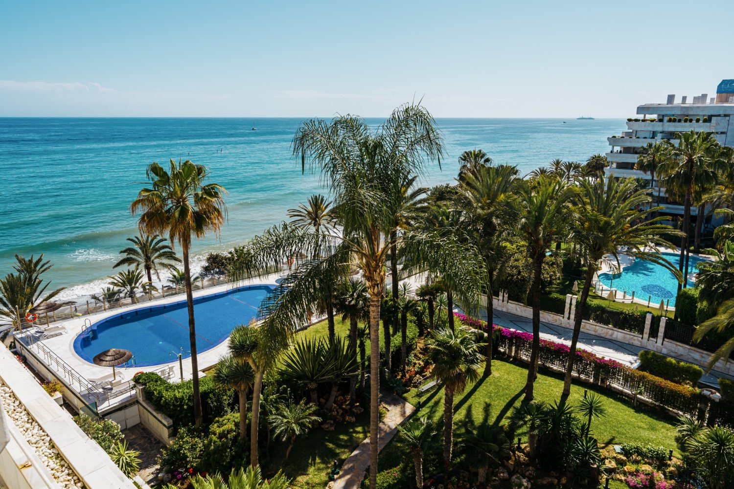 EXCLUSIVO APARTAMENTO DE LUJO FRENTE AL MAR EN LA ZONA MAS RESIDENCIAL DE MARBELLA PUEBLO