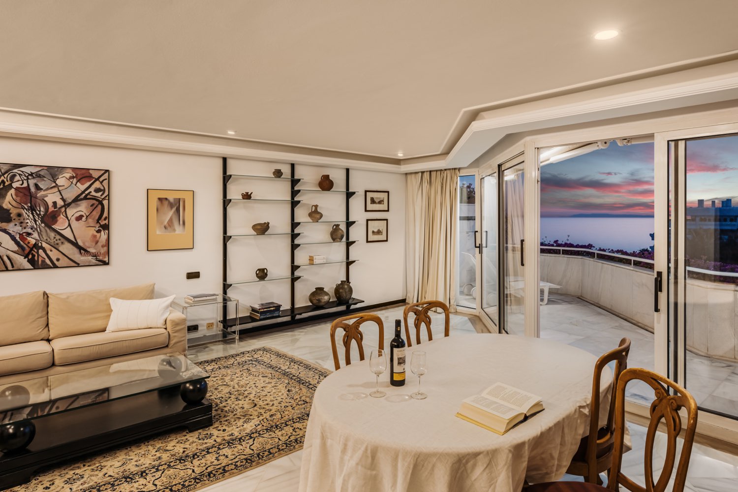 EXCLUSIVO APARTAMENTO DE LUJO FRENTE AL MAR EN LA ZONA MAS RESIDENCIAL DE MARBELLA PUEBLO