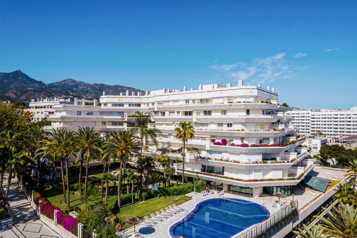 EXCLUSIVO APARTAMENTO DE LUJO FRENTE AL MAR EN LA ZONA MAS RESIDENCIAL DE MARBELLA PUEBLO