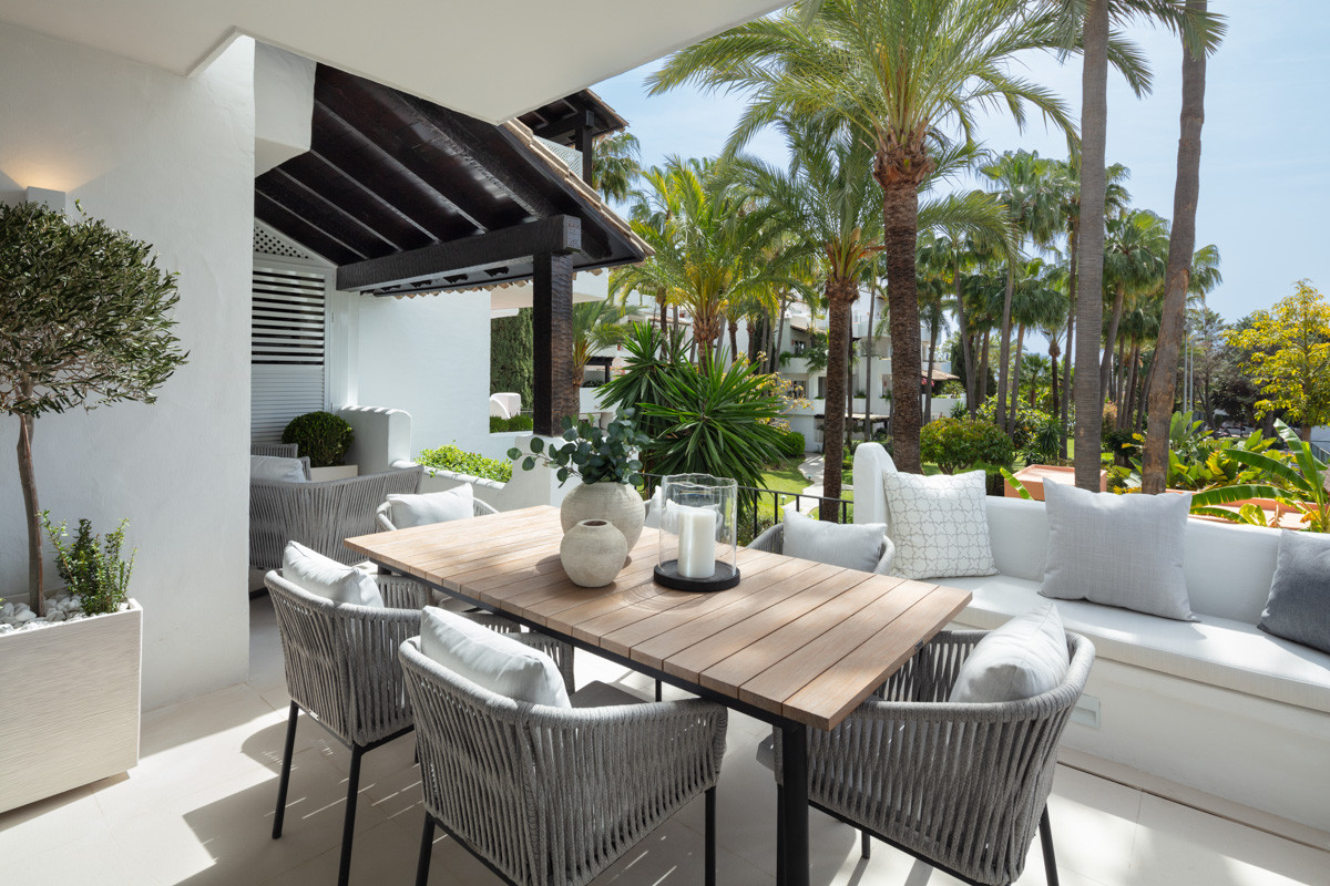 IMPRESIONANTE APARTAMENTO RECIEN REFORMADO EN LA MEJOR URBANIZACION DE MARBELLA MILLA DE ORO,  UBICADO EN EL EXCLUSIVO HOTEL PUENTE ROMANO