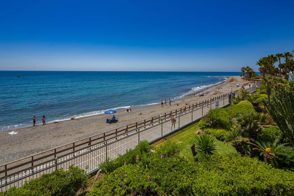 PRIMERA LINEA DE PLAYA. URBANIZACION DE LUJO EN PUERTO BANUS CON VISTAS PRIVILEGIADAS AL MAR