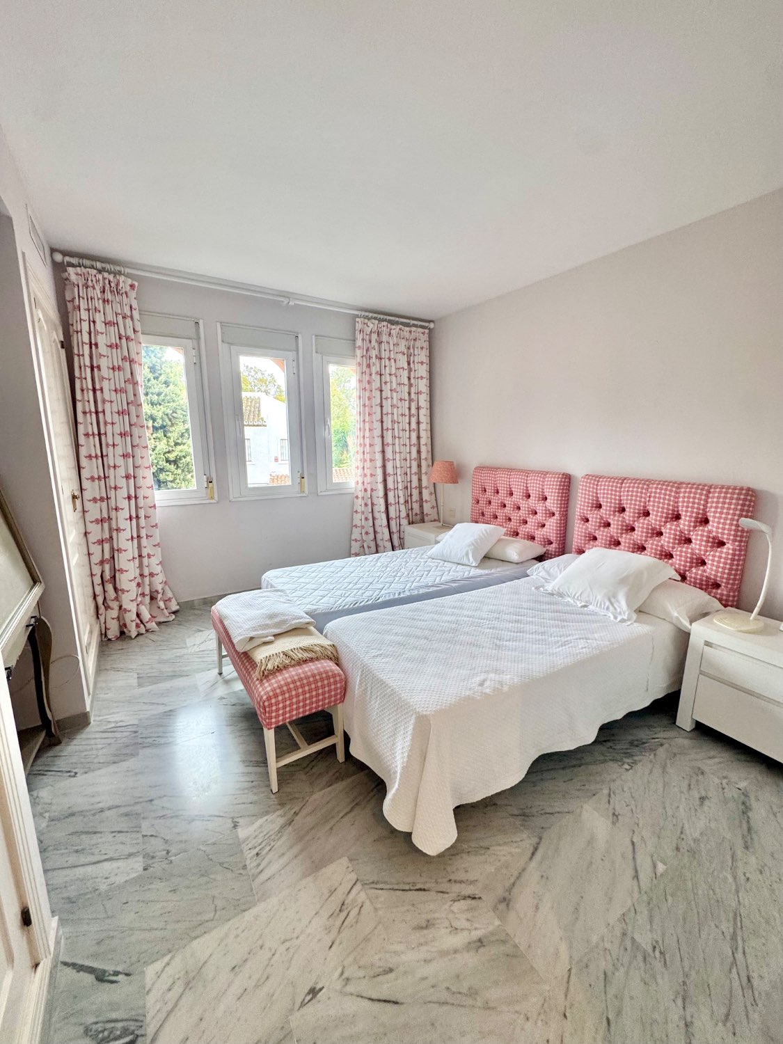 IMPECABLE ATICO DUPLEX DE 4 DORMITORIOS EN GUADALMINA BAJA