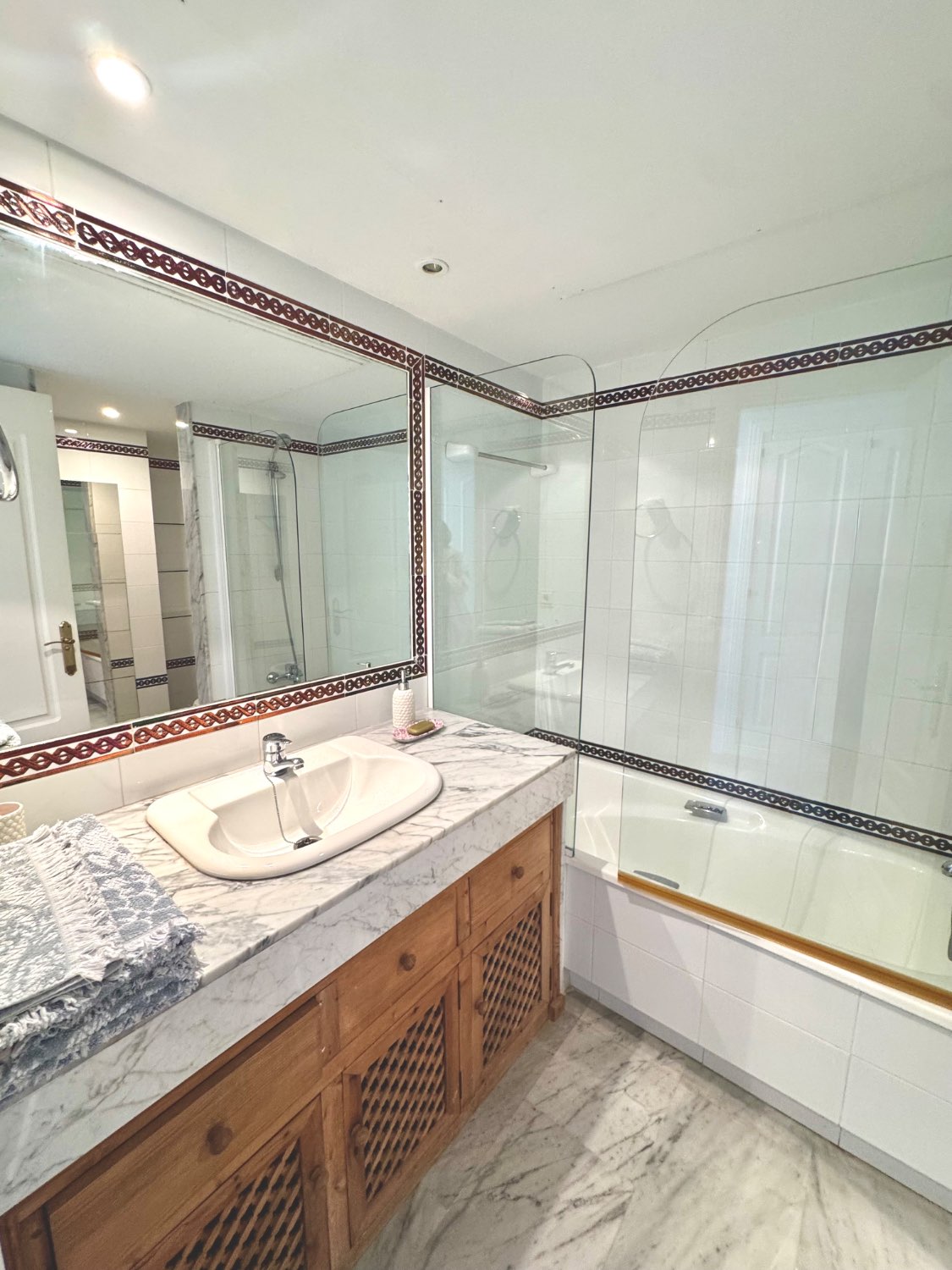 IMPECABLE ATICO DUPLEX DE 4 DORMITORIOS EN GUADALMINA BAJA