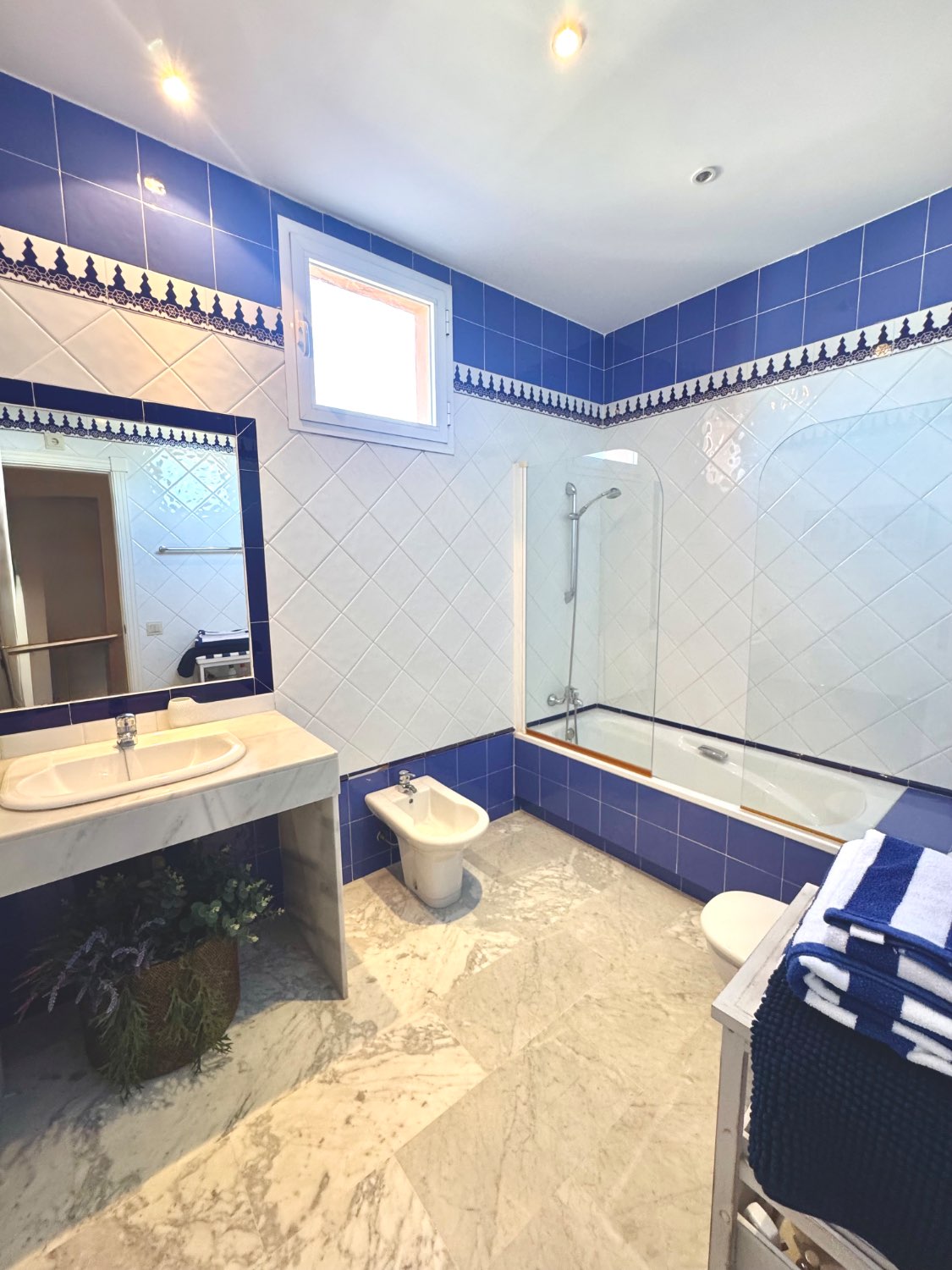 IMPECABLE ATICO DUPLEX DE 4 DORMITORIOS EN GUADALMINA BAJA