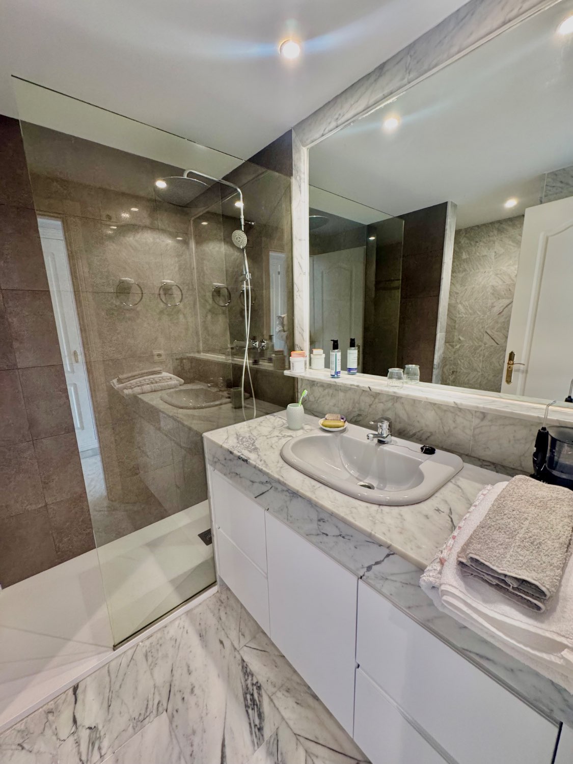 IMPECABLE ATICO DUPLEX DE 4 DORMITORIOS EN GUADALMINA BAJA